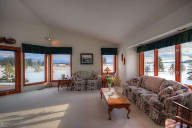 Livingroom with lots of light & windows