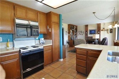 Kitchen with oak cabinets and pergo floors with st