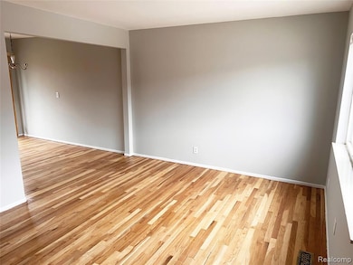 25843 Salem St unit 48, Roseville, MI 48066 - photo 2