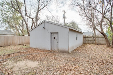 1017 W Cherokee Ave, Enid, OK 73703 - photo 7