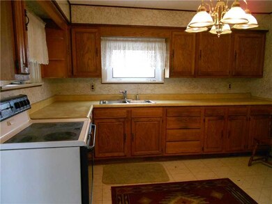 Kitchen. Large country kitchen with newer cabinets