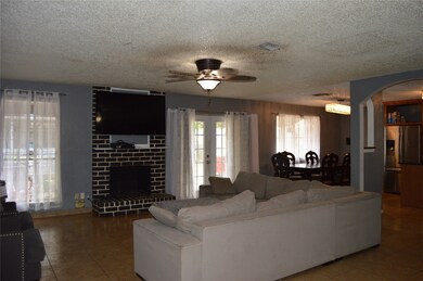 8715 Saratoga Forest Dr, Houston, TX 77088 - photo 3