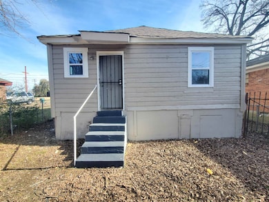 Bungalow with entry steps, a shingled roof, and fe