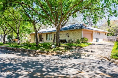 102 W Peach St, Fredericksburg, TX 78624 - photo 2