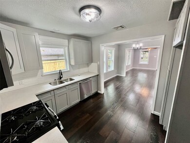 1320 Melbourne St, Houston, TX 77022 - photo 7