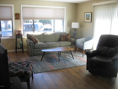 5658 Box R Living Room
