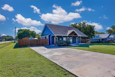 View of front of home featuring a front yard
