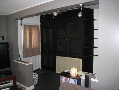 Foyer Built In