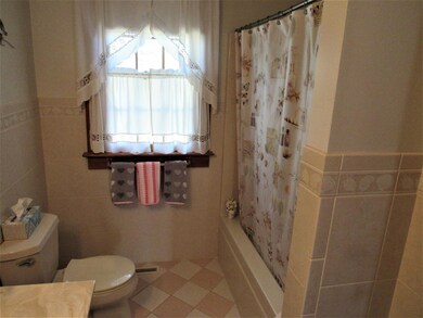 26 Jimmy Crowells bathroom 1st floor2