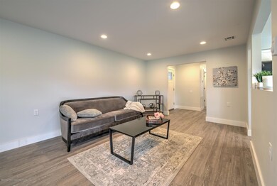 06-LIVING ROOM