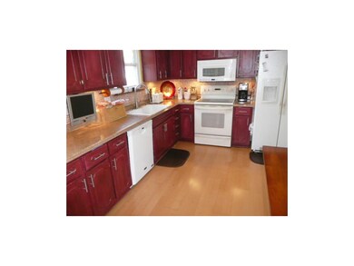 Large kitchen with newer, matching appliances incl