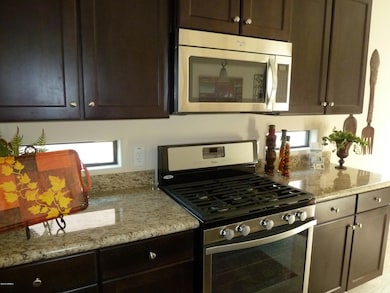 Gourmet chefs kitchen w/ gas range
