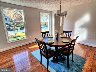 8808 Cardinal Forest Cir, Laurel, MD 20723 - photo 5