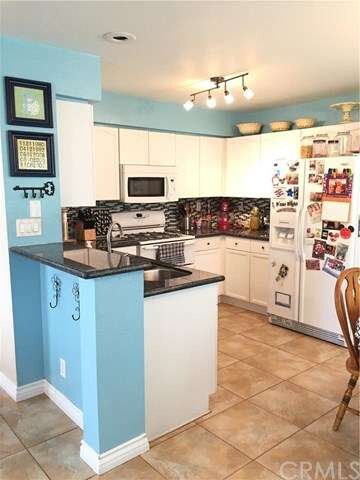 BEAUTIFUL WHITE KITCHEN WITH GRANITE!