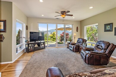 366 Hidden Pine Dr, Grants Pass, OR 97526 - photo 4