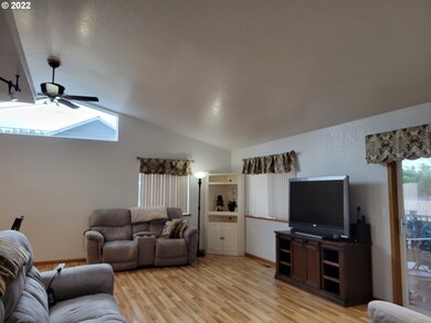 206 Nicholas Ct, Sutherlin, OR 97479 - photo 6