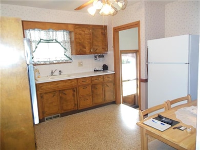 Eat-in kitchen