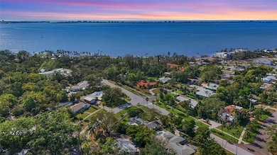 One Block to Sapphire Shores Park and Sarasota Bay
