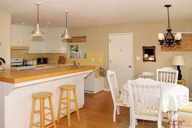Breakfast Bar and Dining