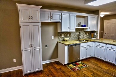 Kitchen 2.jpg
