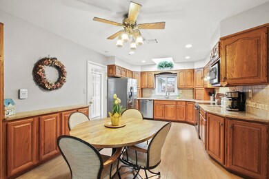 8 ARDMORE LN EAT IN KITCHEN 5W5A7966