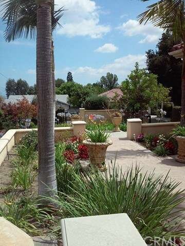 Picturesque walkway from the street all the way up