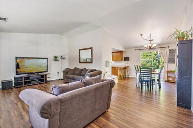 1011 Coachman Dr, Central Point, OR 97502 - photo 2