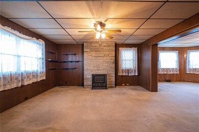 SPACIOUS LIVING ROOM