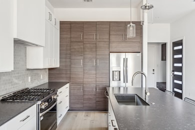 Fully equipped with a 36’’ Stainless Steel Gas Ran
