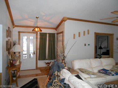 LIVING ROOM -ENTRANCE