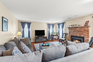 54 Jennifer Rd, Lowell, MA 01854 - photo 2