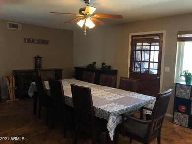 eat-in kitchen