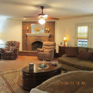 Plenty of space for large funiture. Windows look o