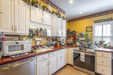 613 Colville St-30