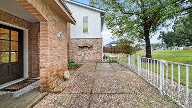 6 E Castle Harbour Dr unit 26, Friendswood, TX 77546 - photo 4