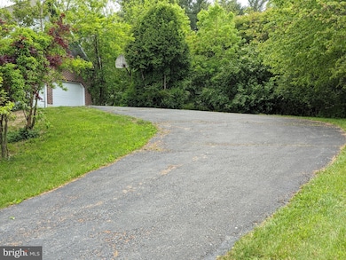 807 Old Fritztown Rd, Reading, PA 19608 - photo 4