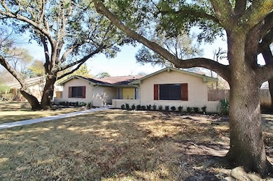 1610 Alexander Dr, Waxahachie, TX 75165 - photo 2