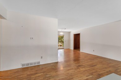 07-2948 Briarcliff St-WindowStill-R