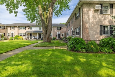 82-25 268th St unit 175B, New Hyde Park, NY 11040 - photo 6