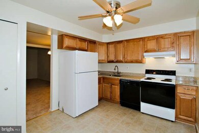 7494 Hickory Log Cir, Columbia, MD 21045 - photo 3