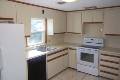 Eat-in kitchen, appliances