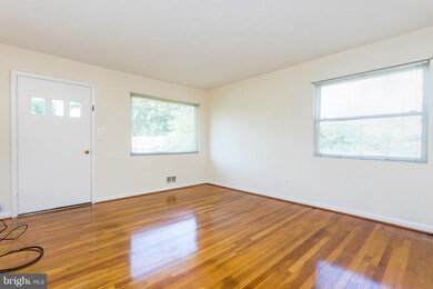 15915 Crest Dr, Woodbridge, VA 22191 - photo 6