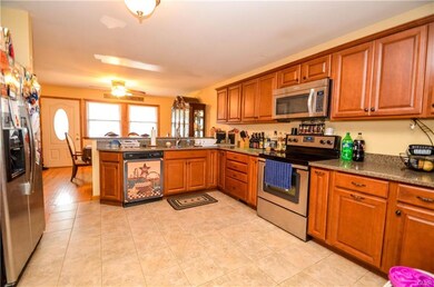 4424 Hoffman Dr, Whitehall, PA 18052 - photo 3