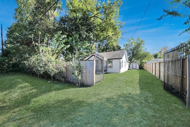 3206 Melbourne St, Houston, TX 77026 - photo 2