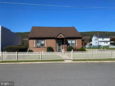 101 W Ruddle St, Coaldale, PA 18218 - photo 2