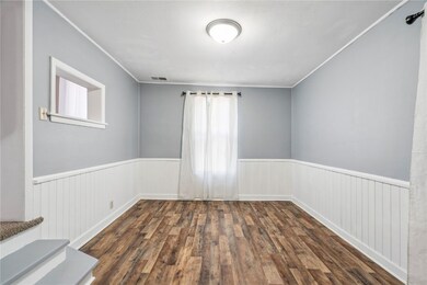 316 E Washington St, Center Point, IA 52213 - photo 5