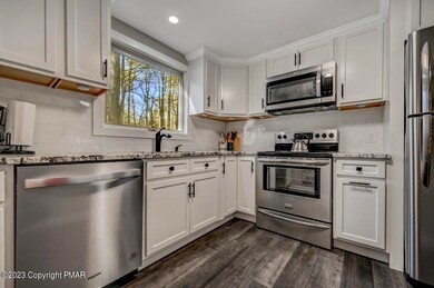 Brand new kitchen w/ granite & stainless