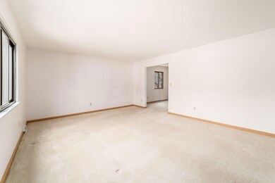 009_2082 Honeytree Loop W027-