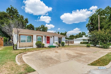 Single story home with a front yard