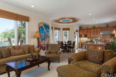 Spacious family room with views to the ocean, Fres